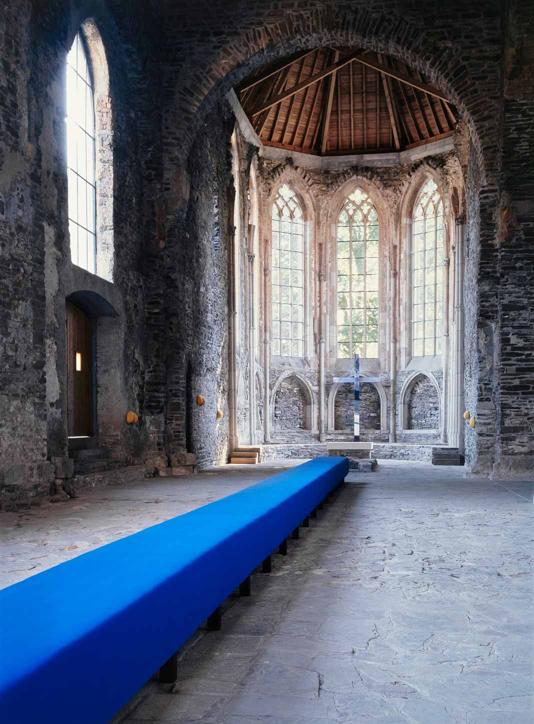 Bankobjekt, Wandkissen und verspiegeltes Kreuz