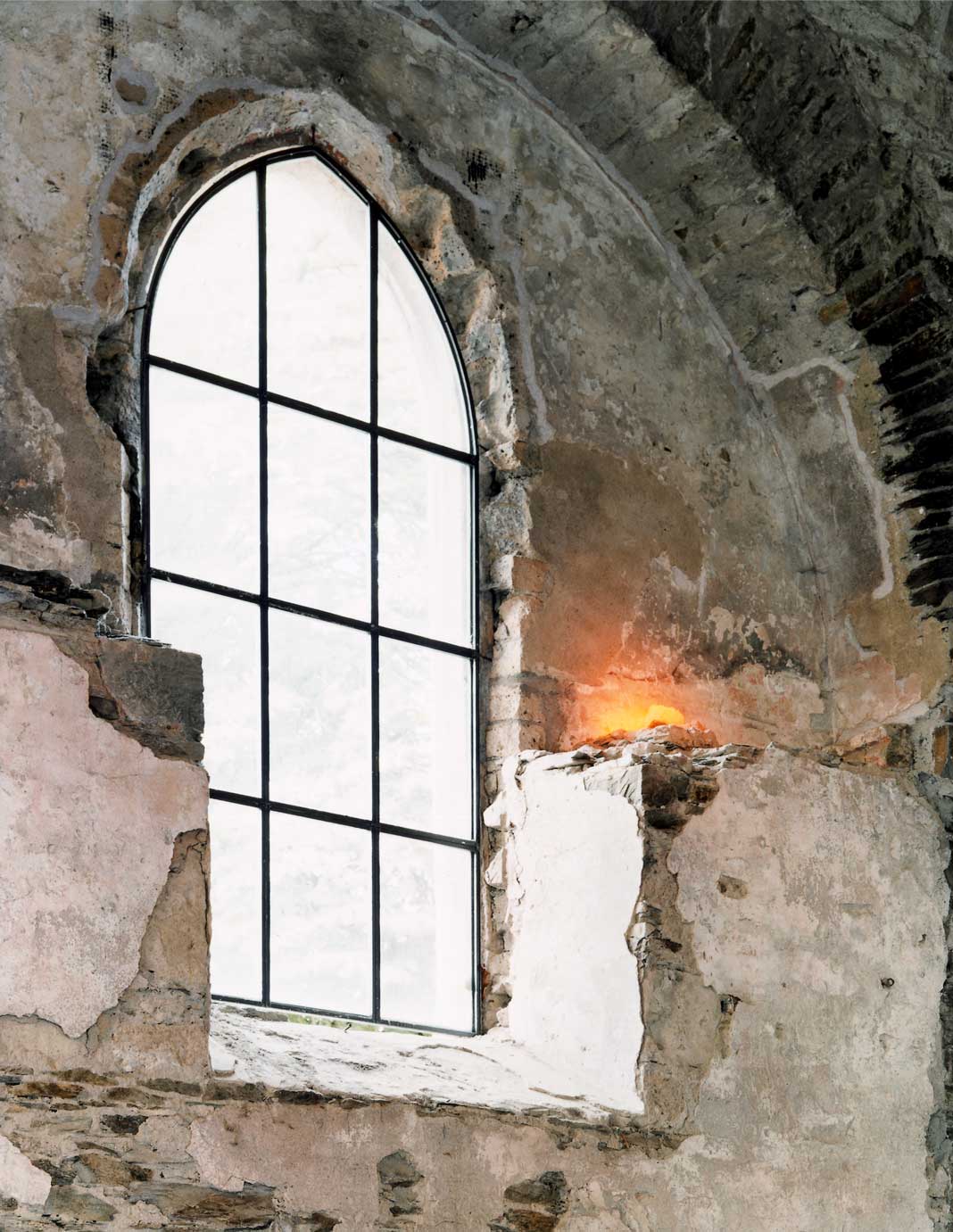 Farbig gefilterter Lichteinfall durch ein Obergadenfenster wandert im Tagesverlauf durch den Innenraum